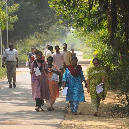 குரூப்-2 தோ்வு ரத்து: திருச்சியில் ஒரு மணிநேரம் தோ்வெழுதிய தோ்வா்கள் ஏமாற்றம்