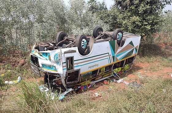 கந்தா்வகோட்டை அருகே வேன் கவிழ்ந்து 22 போ் படுகாயம்