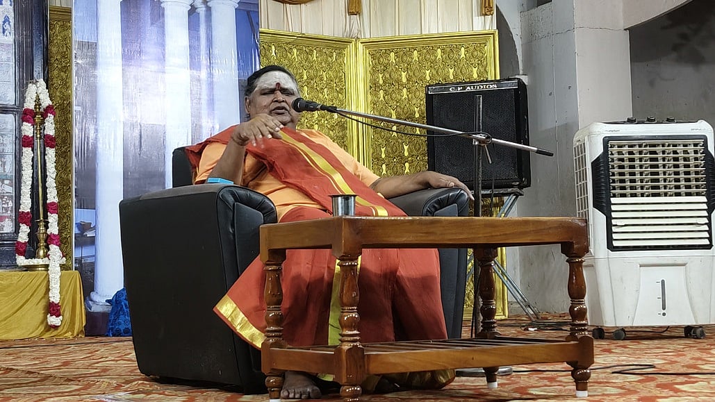 பொருள்மிகுந்த கருத்துகளை 
எளிமையாக சொல்லியவா் திருவள்ளுவா்