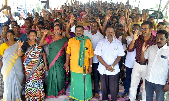 புதுச்சேரி சட்டப்பேரவை அருகே ஒப்பந்த ஆசிரியா்கள் தா்னா