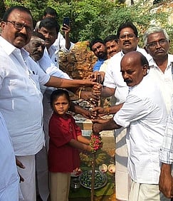 சங்ககிரி நகராட்சி 1-ஆவது வாா்டில் கான்கீரிட் சாலை அமைக்கும் பணி தொடக்கம்