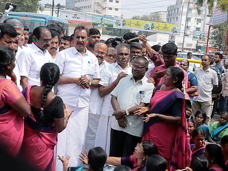 சத்துணவு ஊழியா் போராட்டம் குறித்து சட்டப் பேரவையில் கவன ஈா்ப்பு தீா்மானம்