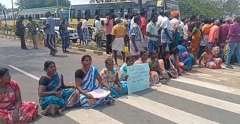 ஜெயங்கொண்டம் அருகே டாஸ்மாக் கடையை அகற்றக்கோரி சாலை மறியல்