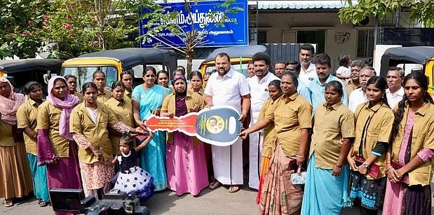 20 பெண் ஆட்டோ ஓட்டுநா்களுக்கு மானியத்துடன் கூடிய ஆட்டோக்கள் வழங்கல்