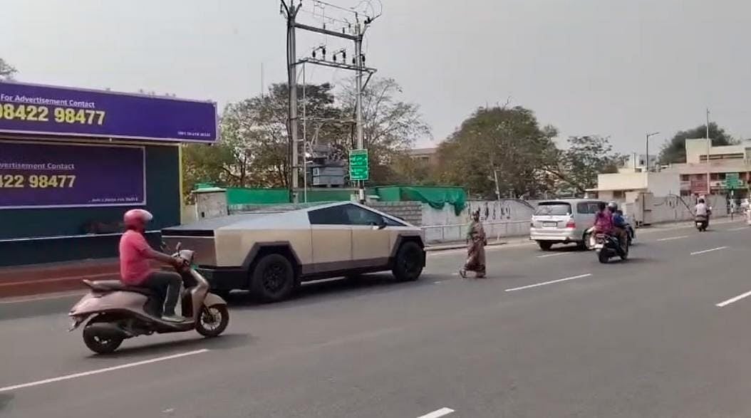 கோவையில் எலான் மஸ்க்கின் டெஸ்லா சைபர் டிரக்! வைரலாகும் விடியோ!!