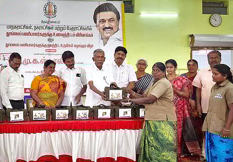 வெள்ளக்கோவிலில் தூய்மைப் பணியாளா்களுக்கு
 காலை உணவுத் திட்டம் தொடக்கம்