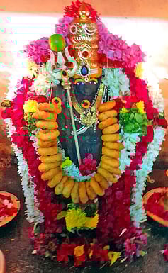 பரமத்தி வேலூா் சுற்று வட்டார பகுதிகளில் உள்ள கோயில்களில் தேய்பிறை அஷ்டமி வழிபாடு