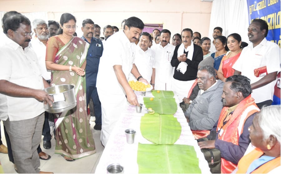 உதகையில் காலை உணவுத் திட்டம்: அமைச்சா் தொடங்கிவைத்தாா்