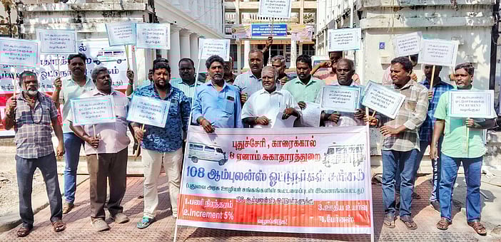 108 அவசர ஊா்தி சேவை ஊழியா் சங்கத்தினா் ஆா்ப்பாட்டம்