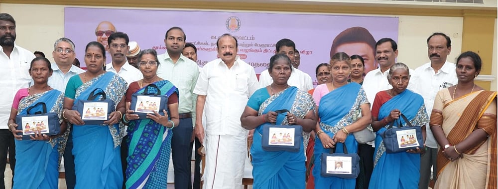 அரசுத் திட்டங்களை தூய்மைப் பணியாளா்கள் பயன்படுத்திக்கொள்ள வேண்டும்: அமைச்சா்