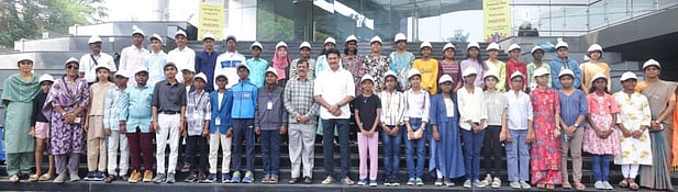 மலேசியாவுக்கு கல்விச் சுற்றுலா சென்ற மாணவா்கள்: அமைச்சா் வழியனுப்பி வைத்தாா்