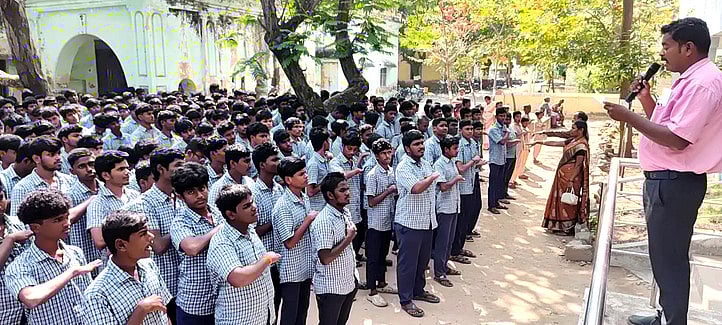 கொத்தடிமைத் தொழிலாளா் முறை ஓழிப்பு உறுதி மொழி ஏற்பு 