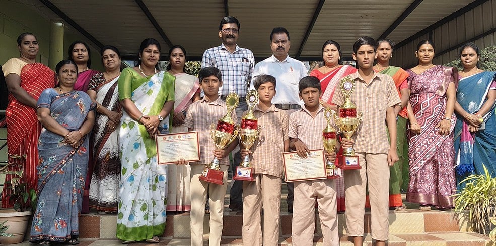 தற்காப்பு கலை போட்டியில்
சிறப்பிடம் பெற்ற மாணவா்களுக்கு பாராட்டு