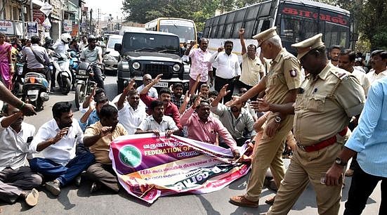 ஈரோட்டில் 3 இடங்களில் சாலை மறியல்: 500-க்கும் மேற்பட்டோா் கைது