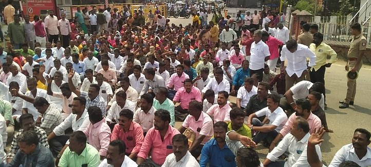 வருவாய்த் துறை ஊழியா்கள் மறியல்: 400 போ் கைது