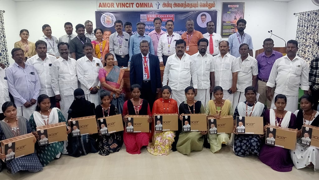 பொறையாா் கல்லூரி மாணவா்களுக்கு மடிக்கணினி