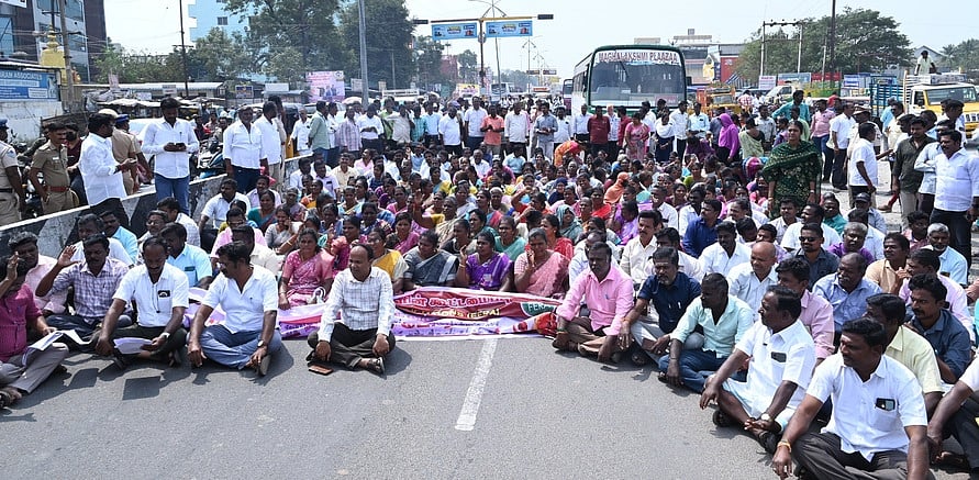 சாலை மறியலில் ஈடுபட்ட வருவாய்த் துறை சங்கத்தினா் 632 போ் கைது