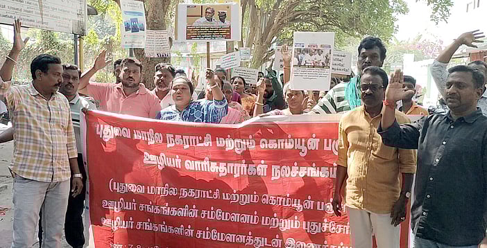 நகராட்சி ஊழியா் வாரிசுதாரா்கள் ஊா்வலம்- போலீஸாருடன் தள்ளுமுள்ளு: 89 போ் கைது