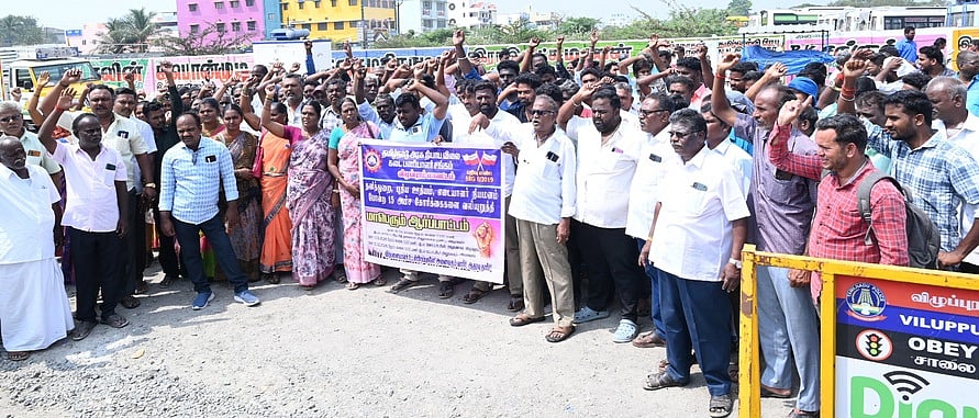 நியாயவிலைக் கடைப் பணியாளா்கள் சங்கத்தினா் வேலை நிறுத்தம் தொடக்கம்