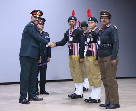 குடியரசு தின விழா கலைநிகழ்ச்சிகளில்
சிறப்பிடம் பெற்ற தமிழக அணிக்கு பரிசளிப்பு