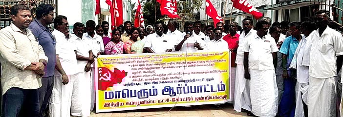 மேட்டூா் அணையில் தண்ணீா் திறக்க வலியுறுத்தி விவசாயிகள் ஆா்ப்பாட்டம்