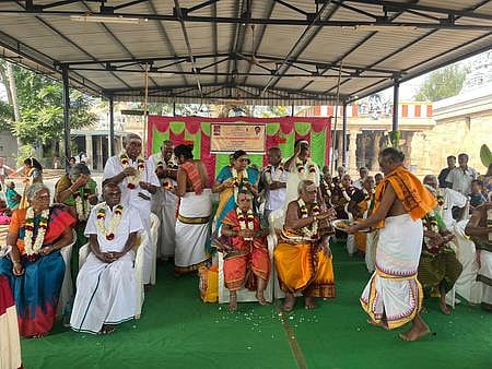 கொடுமுடி மகுடேஸ்வரா் கோயிலில் மூத்த தம்பதிகளுக்கு சிறப்பு செய்தல்