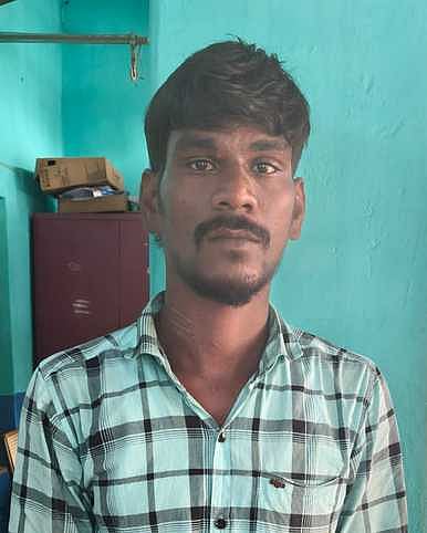 இருசக்கர வாகனங்கள்
திருடிய மூவா் கைது