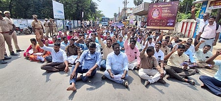 நாகை, மயிலாடுதுறையில் வருவாய்த் துறையினா் சாலை மறியல்!