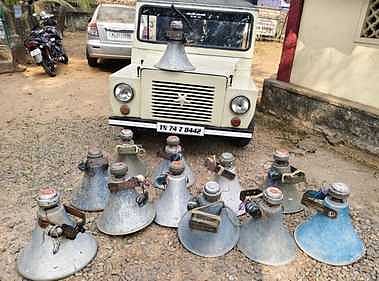 தடை செய்யப்பட்ட கூம்பு வடிவ ஒலிபெருக்கிகள் பறிமுதல்