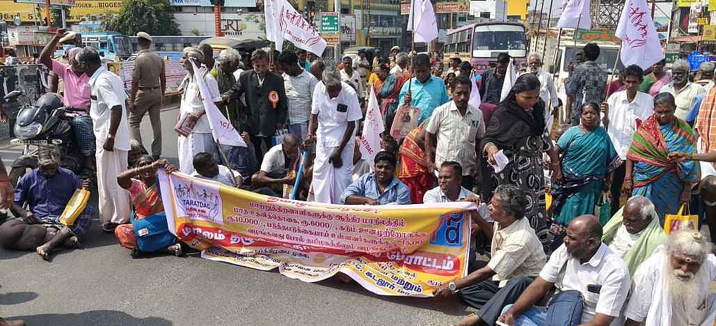 கோரிக்கைகைகளை வலியுறுத்தி
மாற்றுத்திறனாளிகள் மறியல்