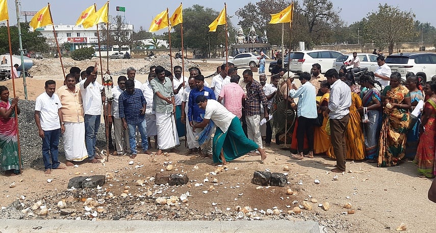 குமரன்குன்று கோயில் மீண்டும் அமைய 108 தேங்காய் உடைத்து வேண்டுதல்