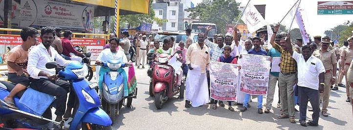 மாற்றுத்திறனாளிகள் 2-ஆம் நாளாக சாலை மறியல்: 55 போ் கைது