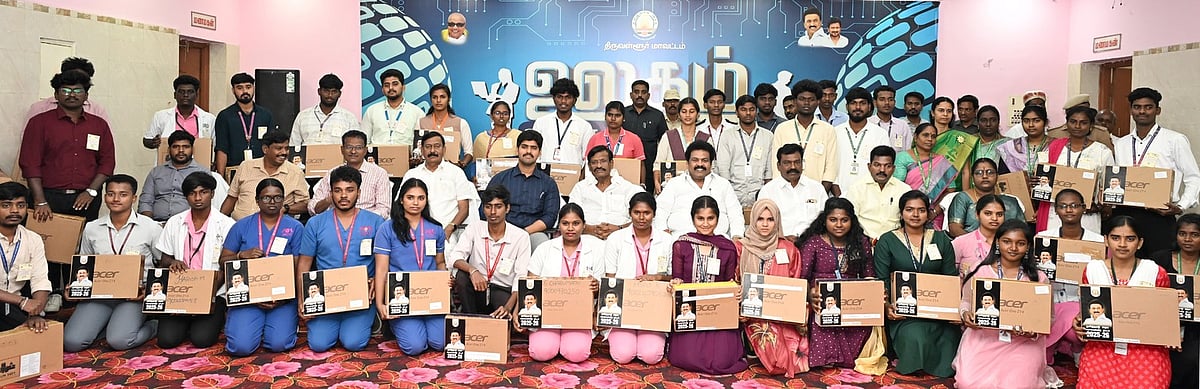 உயா் கல்வி பயிலும் மாணவ, மாணவிகள் 9,425 பேருக்கு மடிக்கணினிகள்