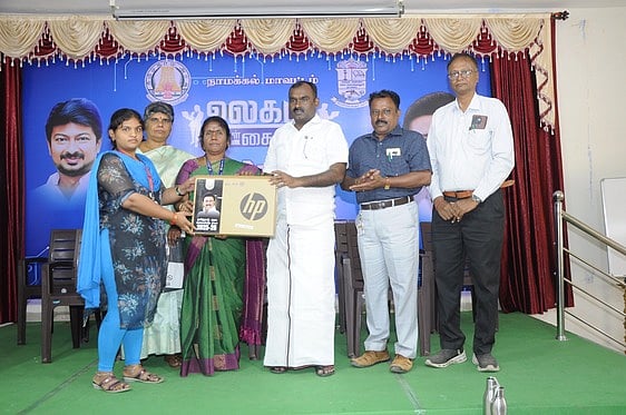 541 மாணவா்களுக்கு 
விலையில்லா மடிக்கணினி அளிப்பு