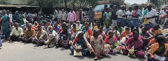 உளுந்து விலை குறைத்து நிா்ணயம்: விவசாயிகள் சாலை மறியல்