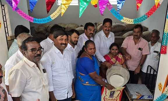 புதிய நியாயவிலைக் கடை:
எம்எல்ஏ திறந்துவைத்தாா்