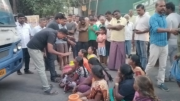 பல்லடம் அருகே குடிநீா் கேட்டு மறியல்