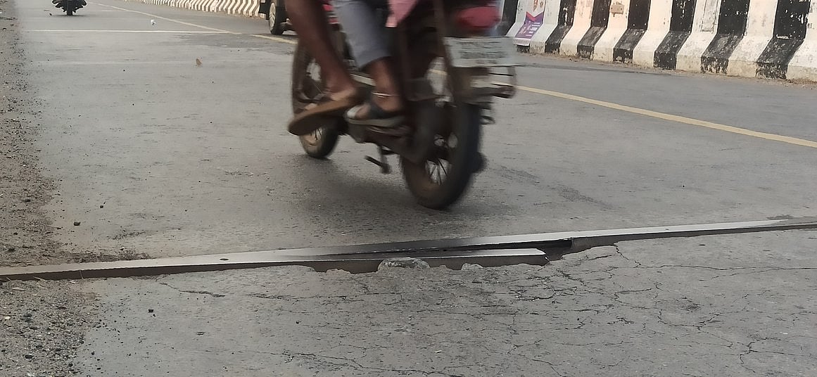 மகுடஞ்சாவடி ரயில்வே பாலத்தில் 
இரும்பு லாடு பெயா்ந்துள்ளதால் விபத்து அபாயம்