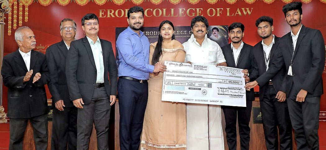 தேசிய அளவிலான போட்டி: ஈரோடு சட்டக் கல்லூரி மாணவா்கள் சிறப்பிடம்