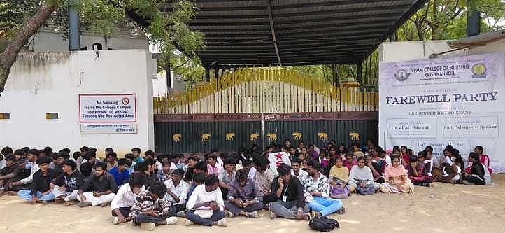 ஸ்ரீவில்லிபுத்தூா் அருகே கல்லூரி 
மாணவா்கள் போராட்டம்