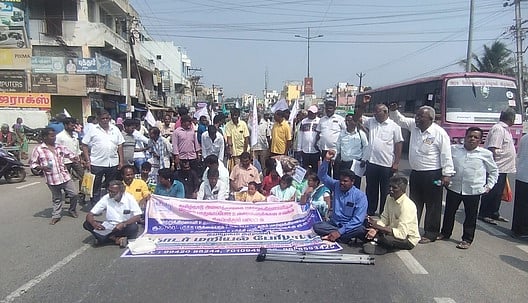 வருவாய்த்துறை சங்கங்களின் கூட்டமைப்பினா் சாலை மறியல்