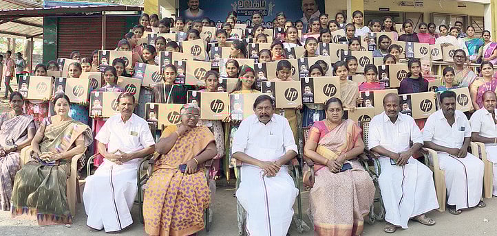 அந்தியூரில் அரசுக் கல்லூரி மாணவா்களுக்கு மடிக்கணினி