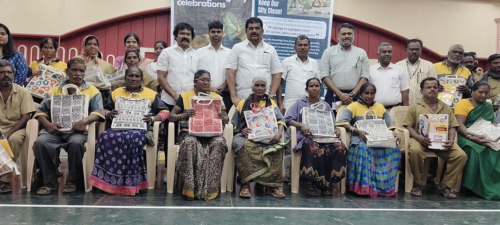 தூய்மைப் பணியாளா்களுக்கு
பாதுகாப்பு உபகரணங்களை
வழங்கிய டைட்டான் நிறுவனம்