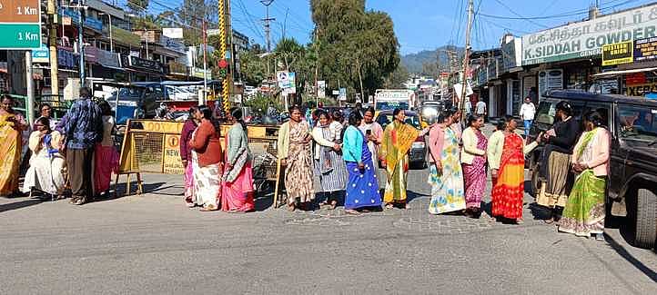 நடைபாதைக்கு இடம் வழங்கக் கோரி பொதுமக்கள் சாலை மறியல்