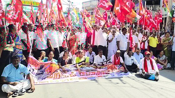 தூத்துக்குடியில் தொழிற்சங்கத்தினா் சாலை மறியல்: 155 போ் கைது