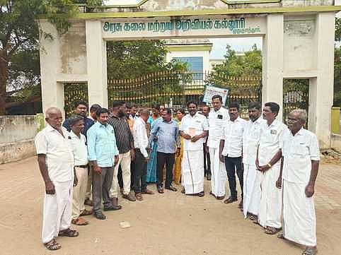 கௌரவ விரிவுரையாளா்கள் போராட்டம்: அதிமுகவினா் ஆதரவு