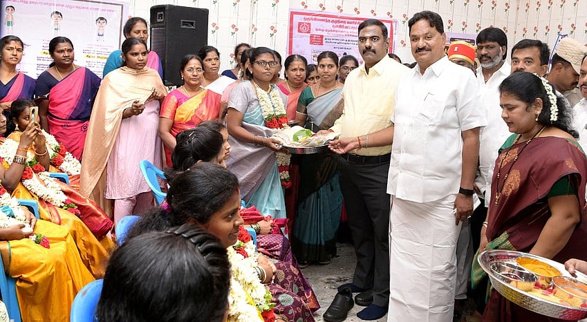 கிருஷ்ணகிரியில் 200 கா்ப்பிணிகளுக்கு சமுதாய வளைகாப்பு