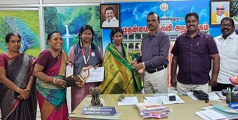 அறிவியல் கண்காட்சியில் சிறப்பிடம் மாணவிகளுக்குப் பாராட்டு