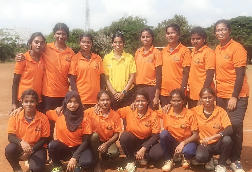 பெண்களுக்கான கிரிக்கெட் போட்டியில் வென்ற மாணவிகளுக்கு பாராட்டு