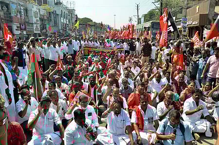 தொழில் சங்கத்தினா் மறியல் போராட்டம்